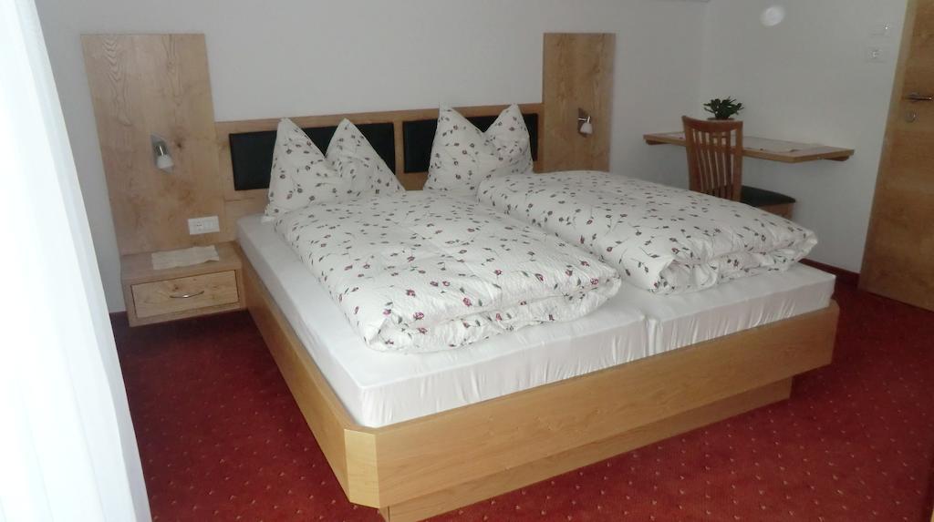 Garni Pircher Tirolo Rum bild